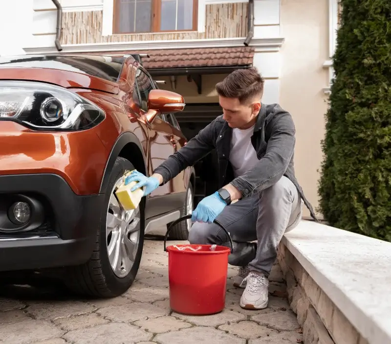 Lavage auto à domicile Vivaise : professionnel intervenant sur un véhicule